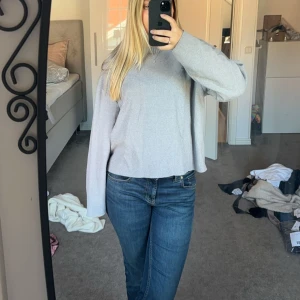 Grå tröja - Säljer denna jättesköna tröja från zara som endast är använd fåtal gånger!