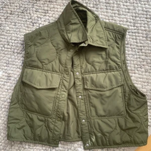 Grön quilted väst - Skitsnygg quilted väst perfekt till hösten över en tjocktröja!!