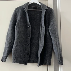 Massimo Dutti - Tröja från Massimo Dutti i storlek M, skick 9/10, inga fläckar eller hål. PM vid fler frågor!