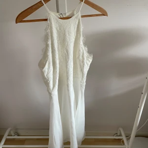 Sommarklänning  - Säljer denna fina klänning från Nelly då den är för liten på mig. 