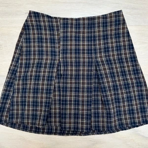 brandy melville kjol - jättesöt rutig kjol från brandy melville som passar perfekt till hösten!💞🍂 bra skick, säljer för att den inte är min stil längre. pris går att diskutera!