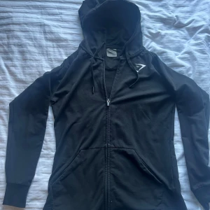 Gymshark Hoodie - Knappt använd zip-hoodie från Gymshark  Pris kan diskuteras🤩  Kolla min profil för fler gymgrejer, mer kommer!