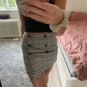 Höstkjol - Snyggaste kjolen nu för hösten, strl 32 men passar en 34 också, jag är en 36:a och den sitter lite för tajt på mig 