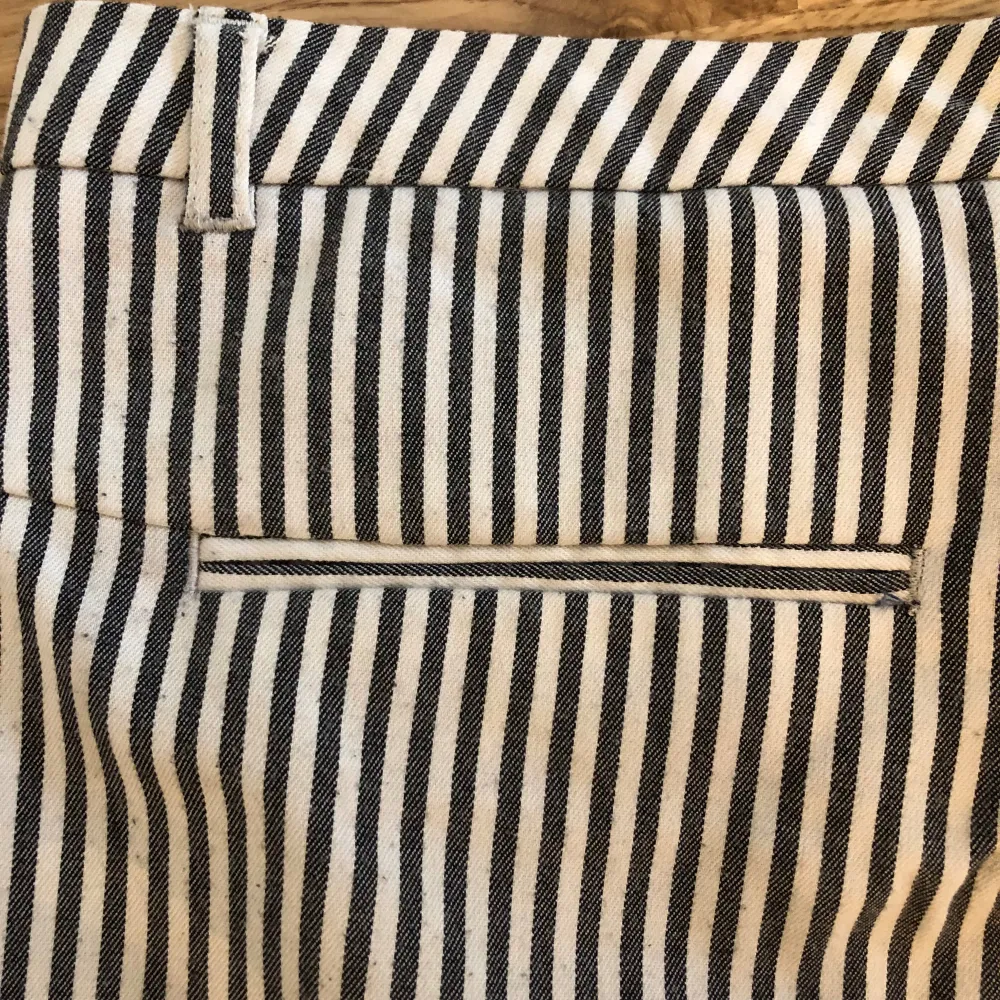Svart-vitrandiga byxor från Scotch & Soda i gott skick. Använd ett fåtal gånger. Normal midja och raka ben. Vid vänster baksida är byxorna något noppiga, men det är inget som riktigt syns.. Farkut & Housut.