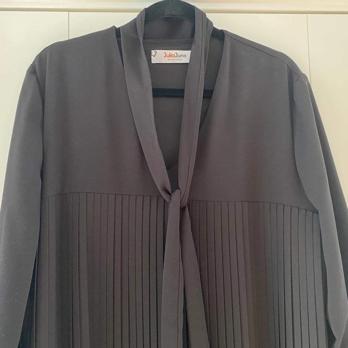 Svart plisserad klänning från Julia June i strl 42 - 91