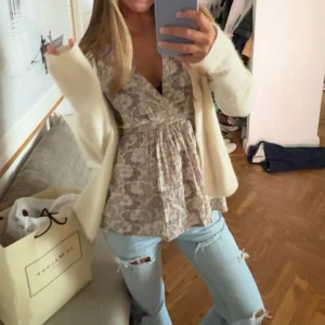 Topp - Säljer denna sååå fina topp☀️🥰