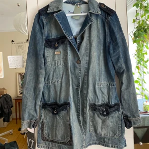 Jeansjacka  - Cool jeansjacka/kavaj från Mavi Jeans Co. Köpte på en vintage affär, är i gott skick. Den är ganska lång och går ut lite nertill. Det är bara att skriva om du har nån fråga🫶