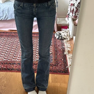 Lågmidjade MiH jeans  - Lågmidjade utsvängda jeans från Made in Heaven. Sprättat upp dom nertill, annars som nya! Innerbenslängd 88cm, midja 82cm. Kan posta eller mötas upp i Stockholm 🌸🌸