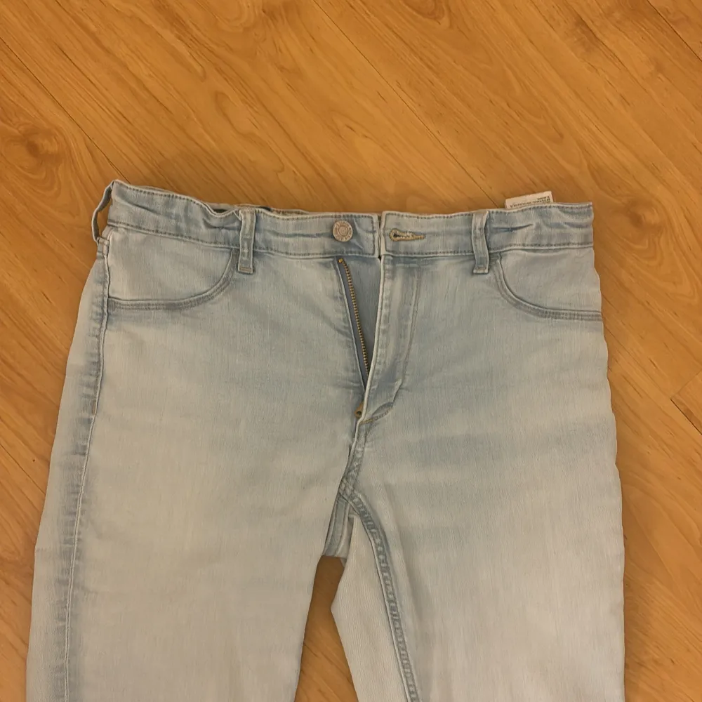 Dom passar någon som är upp till 165cm💕 finns midjeband i så man kan ställa i hur det ska vara i midjan💕. Jeans & Byxor.