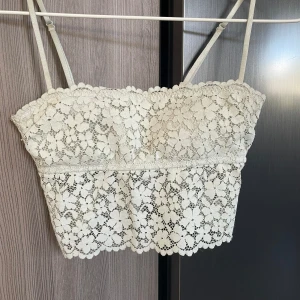 Spetstopp - En superfin spetstopp i en härlig ljusgrön färg🤍köpt från Hm för något år sedan och finns inte kvar vad jag vet. Den är i strl 34 men har tyvärr blivit för liten för mig!