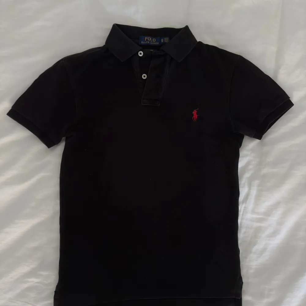 Väldigt fin Polo Ralph Lauren Piké i storlek XS Slim fit  köpt på NK. Nypris: 1200kr . T-shirts.