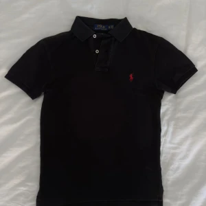 Polo Ralph Lauren Piké Slim Fit - Väldigt fin Polo Ralph Lauren Piké i storlek XS Slim fit  köpt på NK. Nypris: 1200kr 