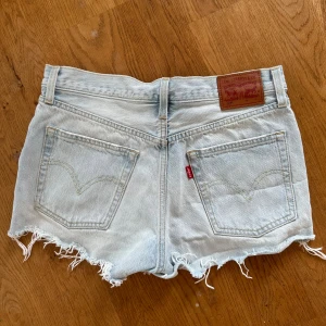 Levis shorts - Ljusa jeansshorts från Levi’s, toppenskick! 28cm långa (från midjan mätt) och 80cm i midjan. Kan posta eller mötas upp i Stockholm 🌼