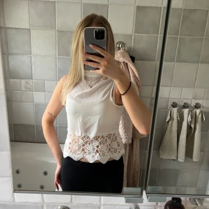 Vit topp från bikbok  - Jättesöt festtopp från bikbok med spets nertill💛 självklart finare när den är strykt, storlek Xs!!