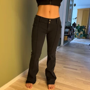 Lågmidjad Cargobyxor!  - Så fina! Mörkblåa cargo byxor. Lågmidjade och Bootcut