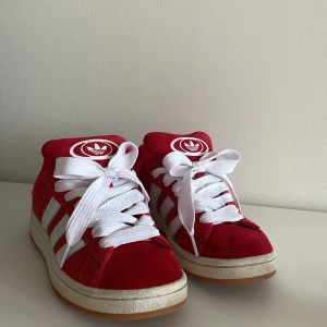 Adidas Campus 01 - Säljer nu mina röda adidas campus 01 i storlek 38