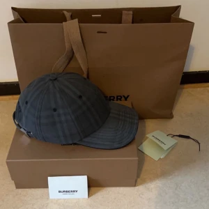 Burberry keps - Storlek M Köpt på Burberry butiken i Barcelona Knappt använd då den är för liten för mig Köpt för 3500