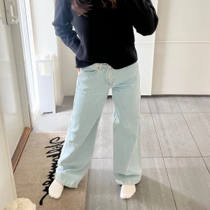 Wide jeans junkyard - Säljer mina skitsnygga mid wide jeans från Junkyard i storlek 24/32. Säljer då de inte kommer till användning och är en aning stora. Skulle säga att den kommer passa någon med 25-26 också. Längden är bra och lång (jag är 158cm). Nyskick!🩷🩷
