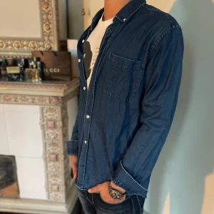 Jeans skjorta (These Glory Day’s) - Riktigt snygg jeansskjorta! Skick: 9/10 Strl: large, sitter som en stor M. Bildmodell: 182,73kg.