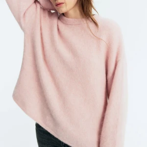 mohair stickad tröja - ljusrosa tröja i mohair och ull från hm premium selection. storlek S. använd ett fåtal gånger så inget att anmärka på gällande skicket.