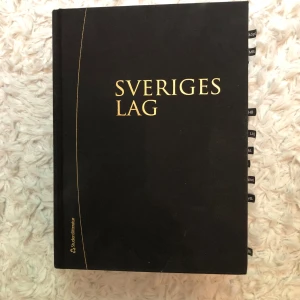 Högskole böcker  - 1. 700kr. 2. 100kr 3. 200kr 4. 150kr 5. 100kr 6. 250kr (helt ny) 7. 300kr (helt ny)  8. 100kr 9. 150kr Ni står för frakten😊