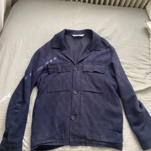 Overshirt herr - Säljer min blåa overshirt från zara då den inte kommer till användning längre, storlek M och jag är 183cm, den är riktigt skön och snygg nu till hösten.