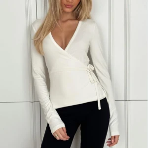 Tröja med knytning - Säljer denna fina tröja från Nelly i helt oöppnad förpackning, eftersom jag råkade beställa två stycken. Skriv privat för fler bilder🩷