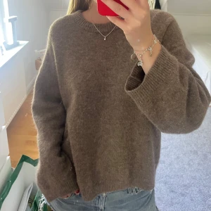 Brungrå stickad tröja  - Brungrå stickad tröja i alpacka och ull från arket. Strl M. I superbra skick❤️ 