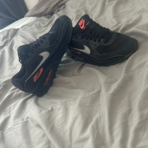 Nike air Max 90 svin billig bra skick - Nike air Max svin billig bra skick 8/10 snygga till hösten med orange och svart
