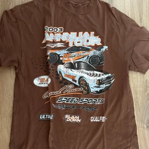 T-shirt med tryck - Brun snygg T-shirt i nyskick