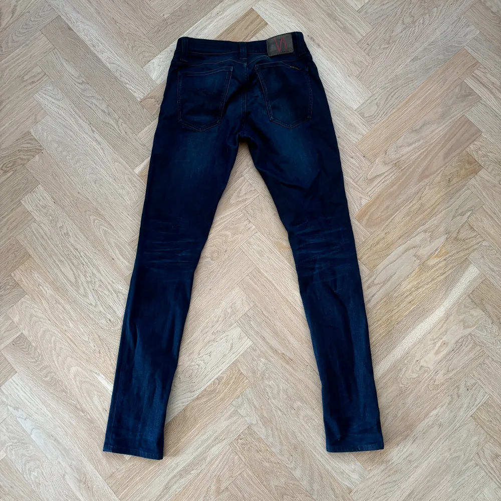 Säljer ett par fräscha, sparsamt använda Nudie jeans! Modell: Slkinny Lin || Skick: 8/10 || Sorlek: W28/L32 ||Passform: Vanliga/ tight || Nypris: 1400       Frågor och funderingar? Hör gärna av dig!. Jeans & Byxor.