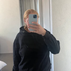 Hoodie - Svart hoodie från lager 157