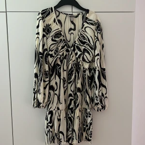 Hm klänning  - Klänning från hm som endast är använd en gång💕