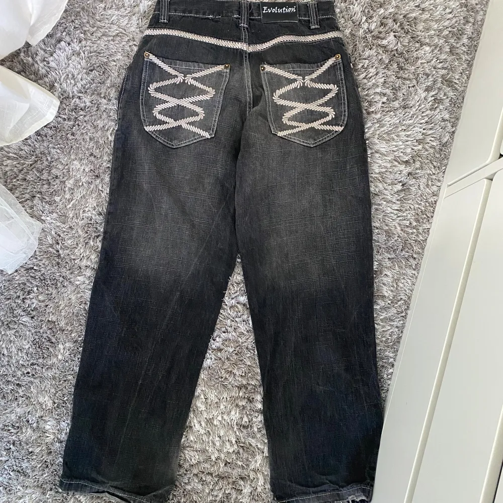 Unika jeans från märket evolution. Midja: 40cm rakt över, innerbenslängd: 78cm. Mycket bra skick 😊. Jeans & Byxor.