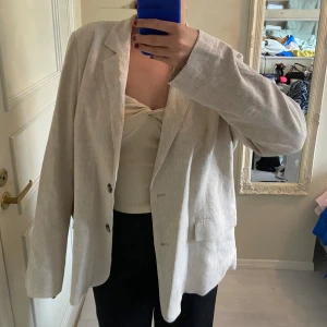 Blazer från Nelly - Blazer från Nelly i Strl 46 säljes! Jag har vanligtvis Strl 40 å den sitter snyggt oversized på mig, skulle mer säga att storleken motsvarar en 44a🤍