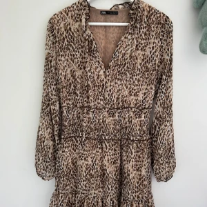 Zara klänning - Zara klänning med v ringning