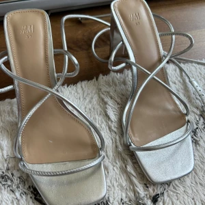 Silver klack - Silvriga klackar med band