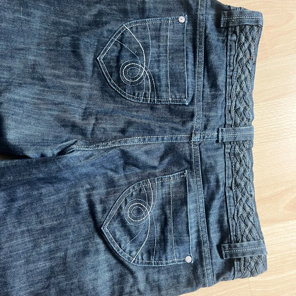 Utsvängda jeans storlek 38/M, har petite längd så passar på nån som är runt 155-160cm. Jeans & Byxor.