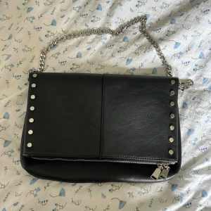 Väska med nitar  - Väska med två separerade fack, i fint skick💕köpt på zalando! Medföljer två olika band☺️