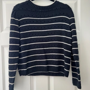 Blå vit Stickad tröja  - Jag säljer nu min marinblå/vit stickade randiga tröja, i väldigt fint skick. Knappt använd inga noppror eller defekter. Den är från JDY storlek s/m. Ny pris 399 mitt pris 100kr 