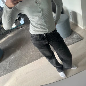 Kashmir kofta från johntson cashmere  - Säljer denna super mysiga mint-färgade kofta. Den är inte använd många gånger alls. Ränderna som syns på bilden är från min garderob och försvinner super enkelt genom att ha på sig den eller låta den hänga. (Det kommer ha försvunnit innan den köpes)