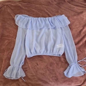 Ljusblå off-shoulder topp - Supersöt ljusblå off-shoulder topp! Kommer inte till användning därav försäljningen! Inga skavanker och skicket är mycket gott💕