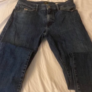 Hugo boss jeans - Snygga och fräscha Hugo boss jeans. Ordinarie pris från butik 1800 Använder inte längre :) (kan gå ner i pris)