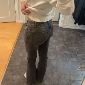 Low waist bootcut - Superfina lågmidjade jeans ifrån ginatricot💕 Dem är i storlek 34 men kan även passa 36. Säljer då de knappt kommer till användning för jag har massa andra jeans jag använder mer👍🏼 Skriv för mer frågor 