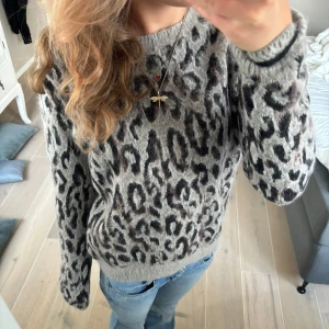 Stickad tröja!! - Super snygg stickad tröja med leopard mönster!!💗🐆