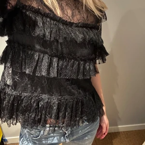 By malina tröja  - Säljer min så fina svarta by malina spets topp. Så fin till ett par jeans eller kjol. Den är sparsamt använd och har inga defekter. Storlek xs men passar även s. 