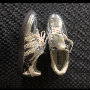 Wales bonner x Adidas - Helt nya och oanvända sneakers från Adidas kollektion med Wales bonner! Säljer dom endast pga för stora och redan slängt kvitto och kartong… :( säljer till väldigt bra pris jämfört med vad de brukar ligga ute för, så passa på!🙈
