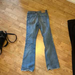 Säljer dessa jeans i storlek 26. Passar mig i längd som är 161 ungefär. Lite slitna vid hälarna annars bra skick