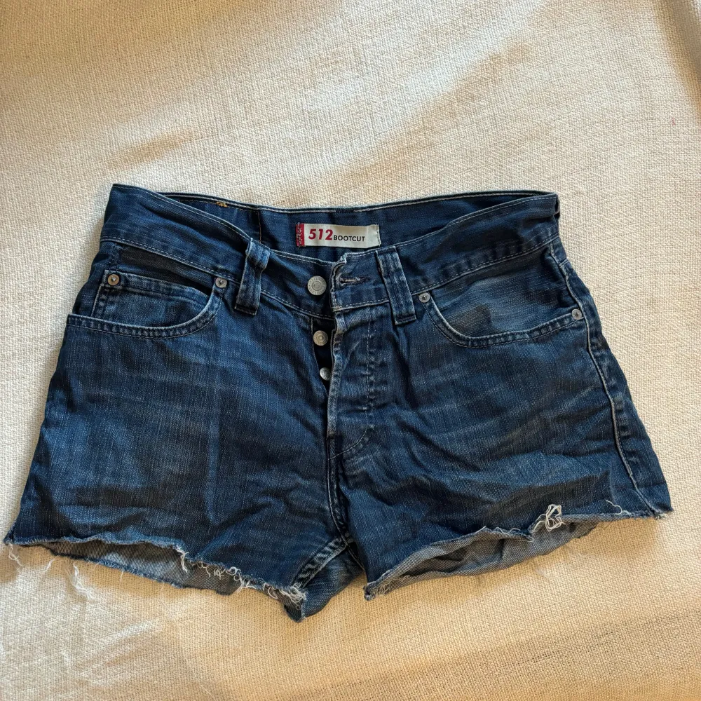 Världens snyggaste shorts som tyvärr är för små för mig, storleken står inte kvar men är S/XS. Mycket varsamt använda, köparen står för frakten 💙. Shorts.