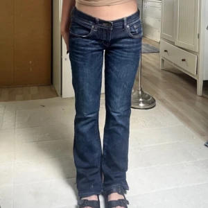 Low Waits jeans - Low waist bootcut jeans. Midja är 40 cm från höft till höft och innerbenslängd är 75cm